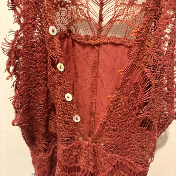 Maroon dress with lace overlay - Picture 5 of 7